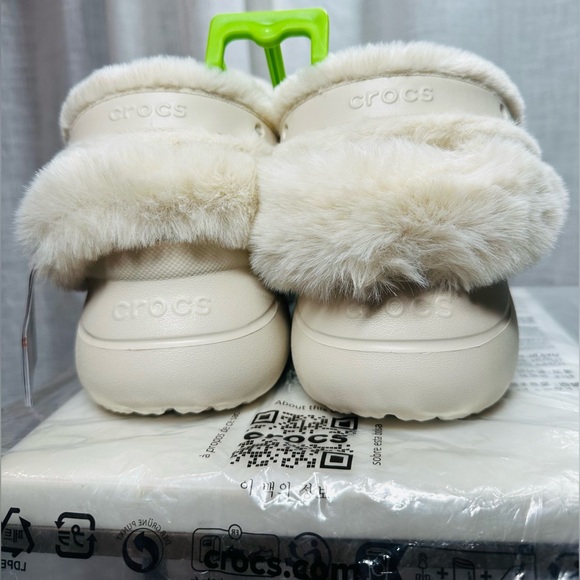 CROCS Women's Off-White Bae Fur-Lined Clogs - Picture 11 of 11